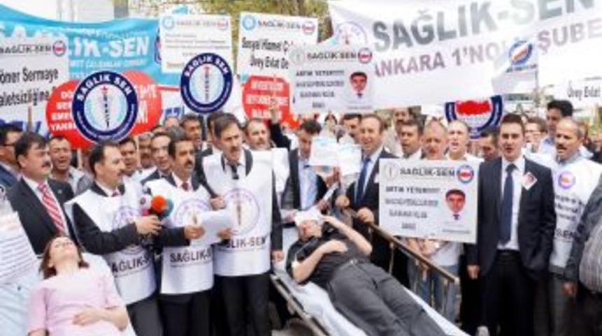 "Toplu s&ouml;zleşme g&ouml;r&uuml;şmeleri Maliye Bakanlığı ile değil, h&uuml;k&uuml;met ile yapılır"
