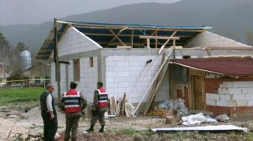 Fırtına &ccedil;atıyı u&ccedil;urdu: 1 &ouml;l&uuml;, 1 yaralı