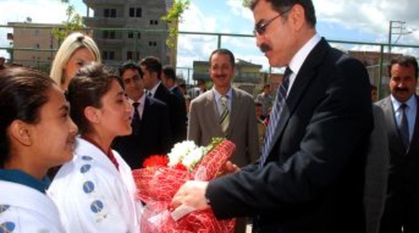Batman Valisi Turhan &Ouml;ğrencilere Judo Kıyafeti Dağıttı