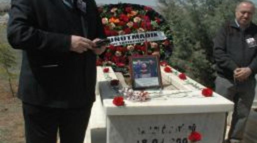 Zirve Yayınevi'nde &Ouml;ld&uuml;r&uuml;len Elazığlı Uğur Y&uuml;ksel Mezarı Başında Anıldı