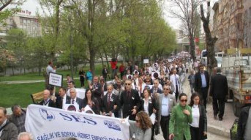 Doktorlar Sağlık Bakanlığı'na Y&uuml;r&uuml;d&uuml;