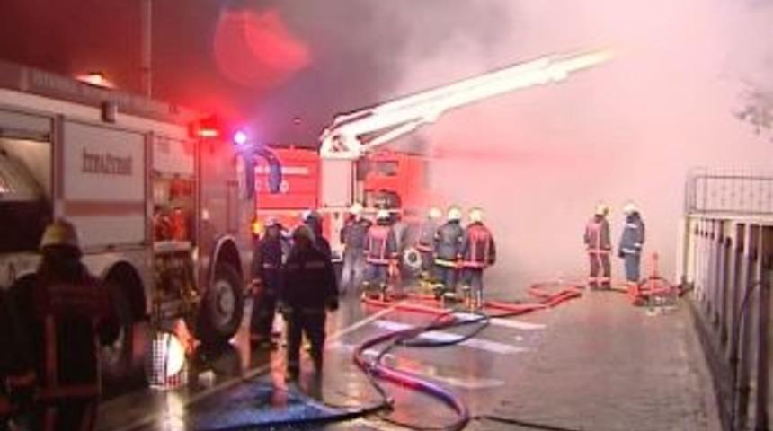 Sultanbeyli&rsquo;de hırdavat deposu saatlerce yandı