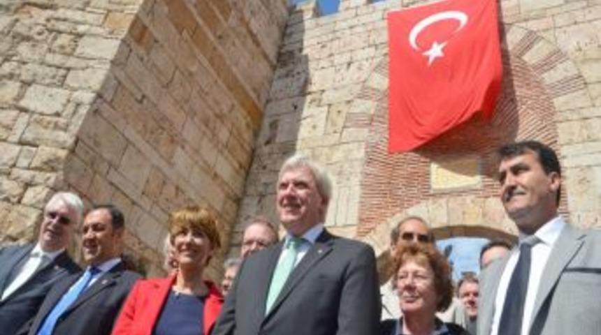 Hessen Başbakanı Bouffier, tarihi mekanları gezdi