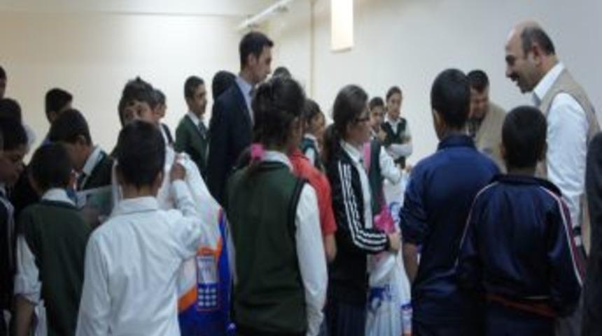 Kimse Yok Mu Derneği fakir &ouml;ğrencileri sevindirdi