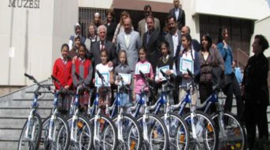 İzmir'i yazdılar, bisikleti kaptılar