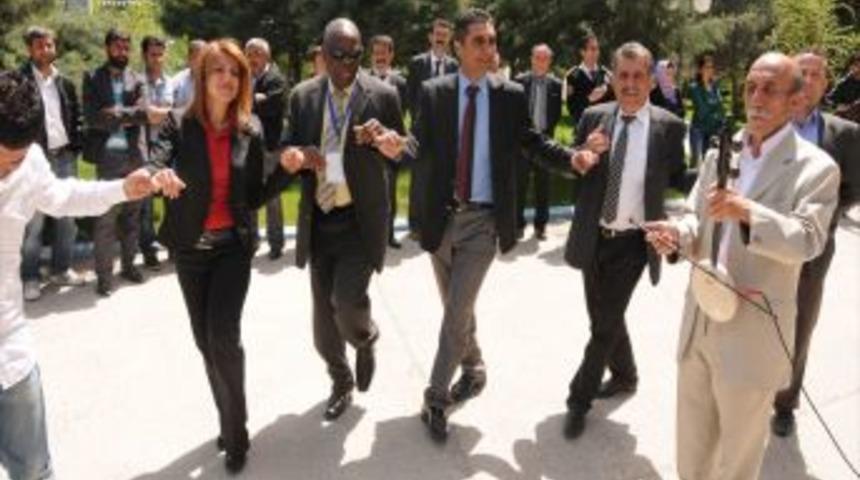 Amerikalı profes&ouml;r Batman'da halay &ccedil;ekti