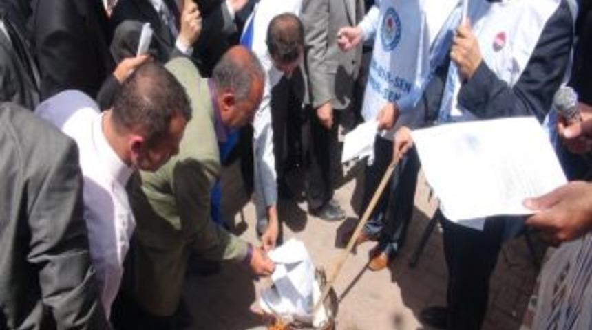 Eğitim-Bir-Sen &uuml;yeleri bordrolarını yaktı