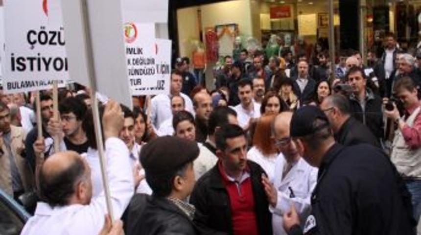 Samsun&rsquo;da sessiz hekim y&uuml;r&uuml;y&uuml;ş&uuml;ne polis engeli