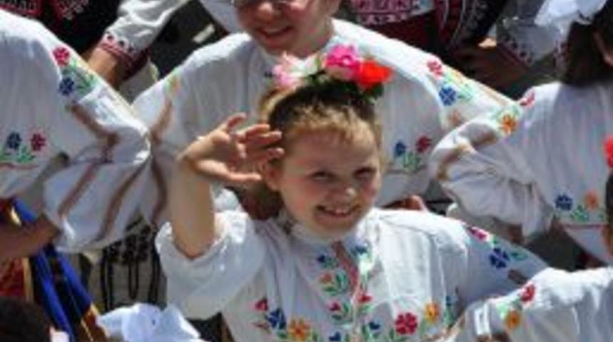 D&uuml;nya &ccedil;ocukları Fethiye'de el ele y&uuml;r&uuml;d&uuml;