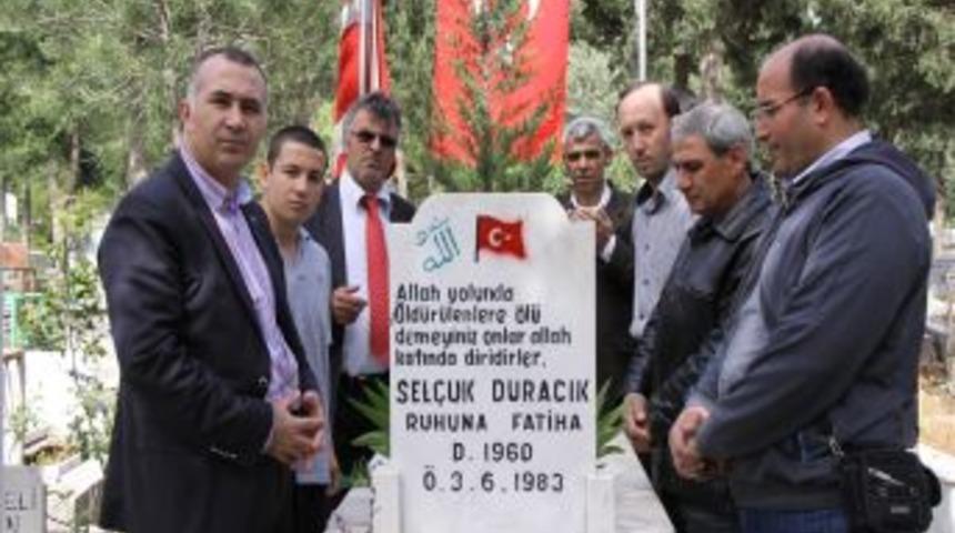 MHP'liler 12 Eyl&uuml;l d&ouml;neminde idam edilenlerin kabrini ziyaret etti