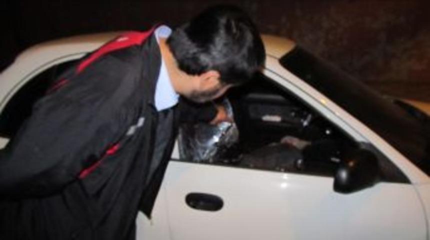 Park halindeki otomobilin camını kırarak i&ccedil;indeki &ccedil;antayı &ccedil;aldılar