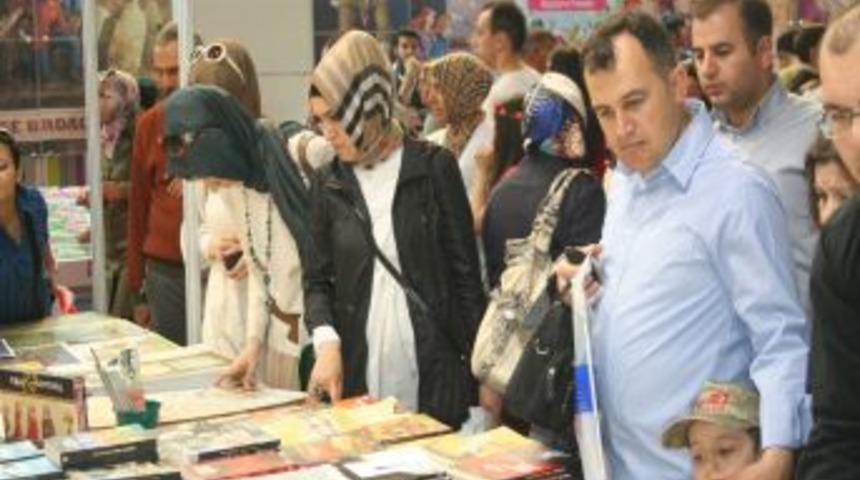 T&Uuml;YAP İzmir Kitap Fuarı'na yoğun ilgi