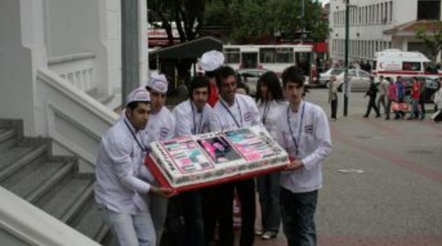 Başbakan Erdoğan&rsquo;a valilikte pastalı karşılama