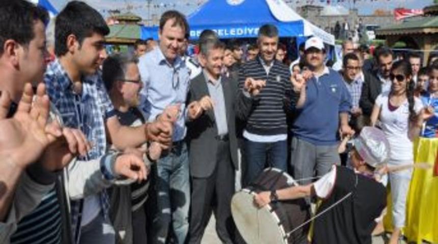 Şahinbey&rsquo;de g&ouml;ky&uuml;z&uuml; u&ccedil;urtmalarla şenlendi