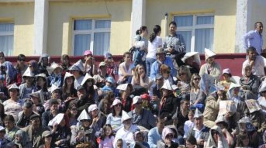 &Ccedil;anakkale'de 23 Nisan g&uuml;neşli bir havada kutlandı