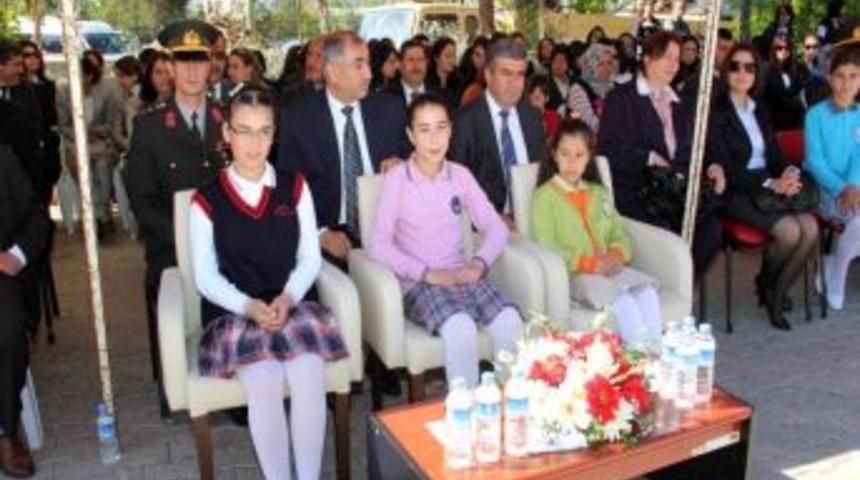 Protokol koltuklarına &ccedil;ocuklar oturdu