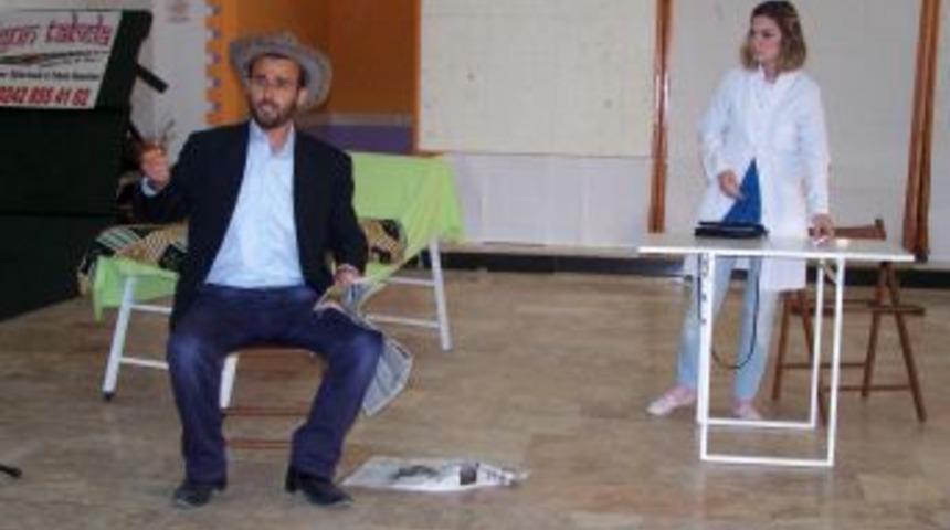 Tiyatro oyunuyla d&uuml;nyadaki intihar olaylarına dikkat &ccedil;ekiyorlar