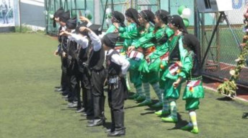 Futbol turnuvasına folklor ekibi damga vurdu
