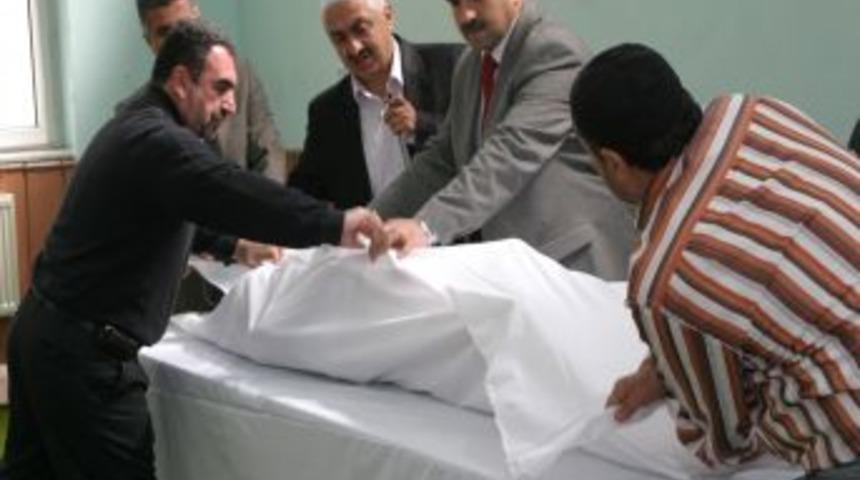 Maket &uuml;zerinde &ouml;l&uuml; kefenleme ve yıkamayı &ouml;ğrendiler