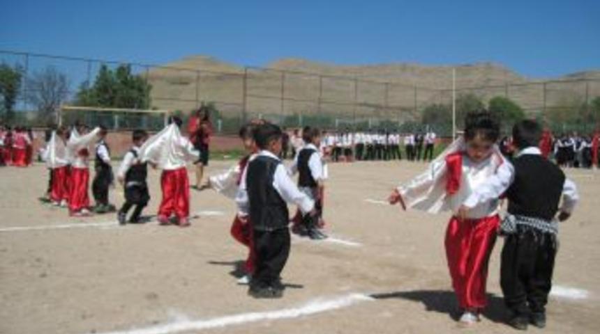 Derik'te 23 Nisan Bayramı Coşkuyla Kutlandı