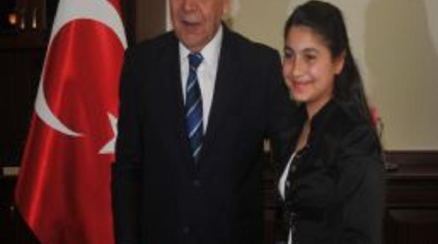 İzmir B&uuml;y&uuml;kşehir Belediye Başkanı olan &ouml;ğrenci, &ccedil;ocukların okumasını istedi