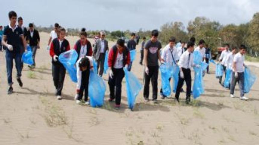 &Ouml;ğretmenler ve &ouml;ğrenciler sahil temizliği yaptı