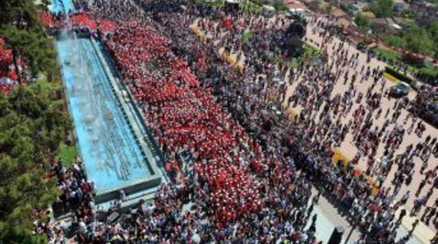 D&uuml;nyanın en b&uuml;y&uuml;k &ccedil;ocuk korosu Antalya&rsquo;da konser verdi