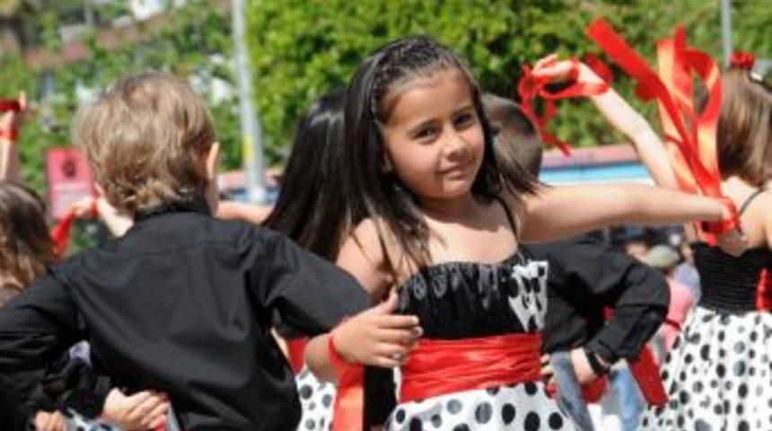 Antalya'da Beş Bin &Ccedil;ocuk Şarkı S&ouml;yledi