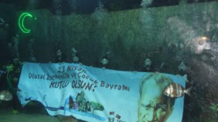 23 Nisan'ı akvaryumda kutladılar