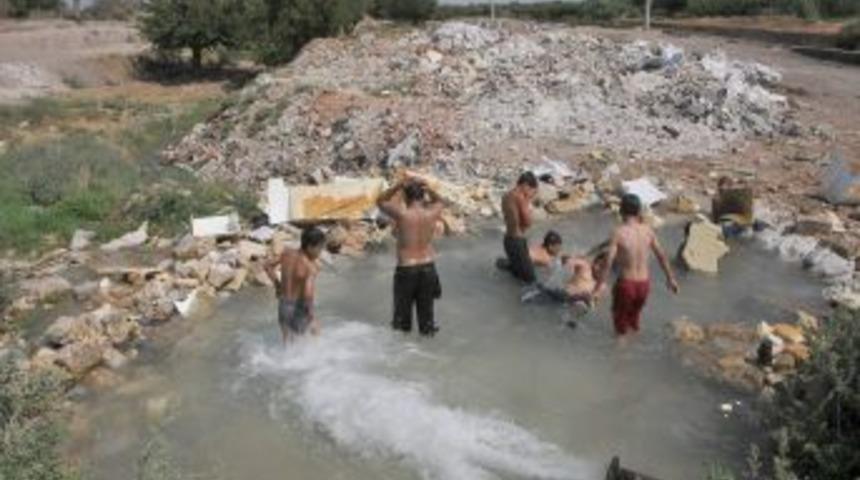 Şanlıurfalı &Ccedil;ocukların Havuz Keyfi