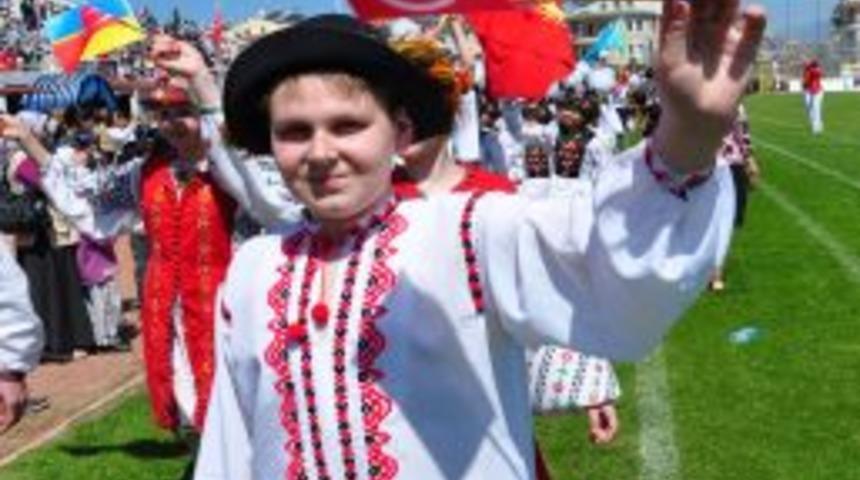 Fethiye'deki 23 Nisan kutlamaları d&uuml;nya &ccedil;ocuklarını bir araya getirdi