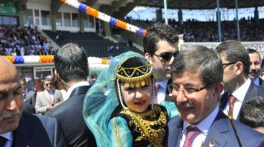 Bakan Davutoğlu, Konya'daki 23 Nisan kutlamalarına katıldı