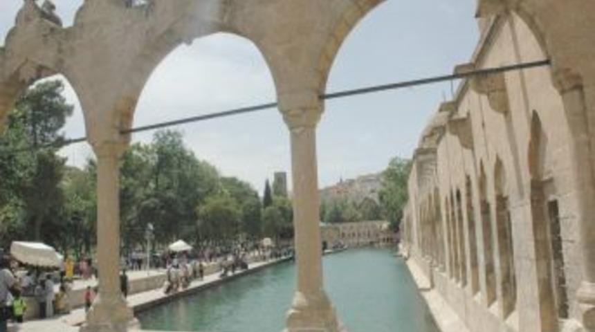 Sıcaktan Bunalan Şanlıurfalılar Parklara Akın Ediyor