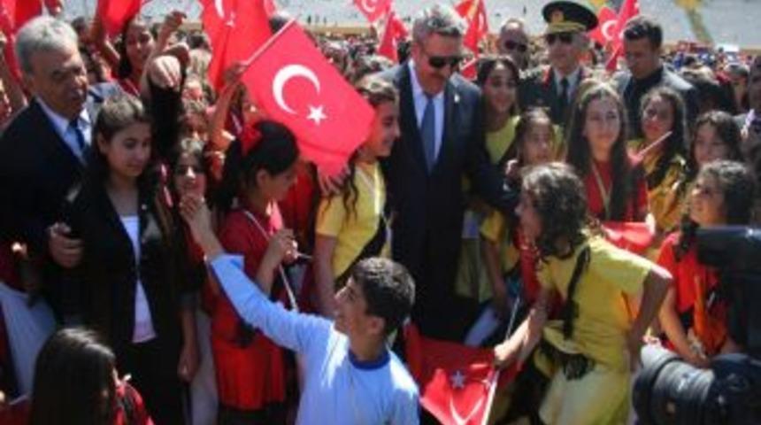 İzmir'de 23 Nisan coşkuyla kutlandı