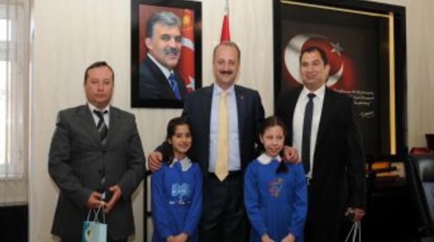 Başkan Akg&uuml;l, Makam Koltuğunu Miniklerle Paylaştı