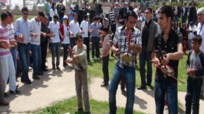 K&uuml;&ccedil;&uuml;k kemen&ccedil;eci Batmanlıları coşturdu