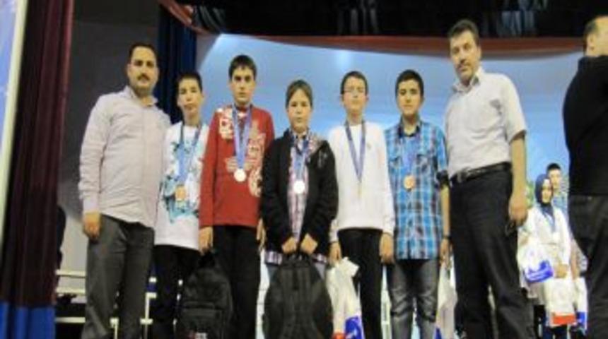 &Uuml;lk&uuml; Ulusoy'lu &ouml;ğrenciler İzmir&rsquo;den 5 madalyayla d&ouml;nd&uuml;