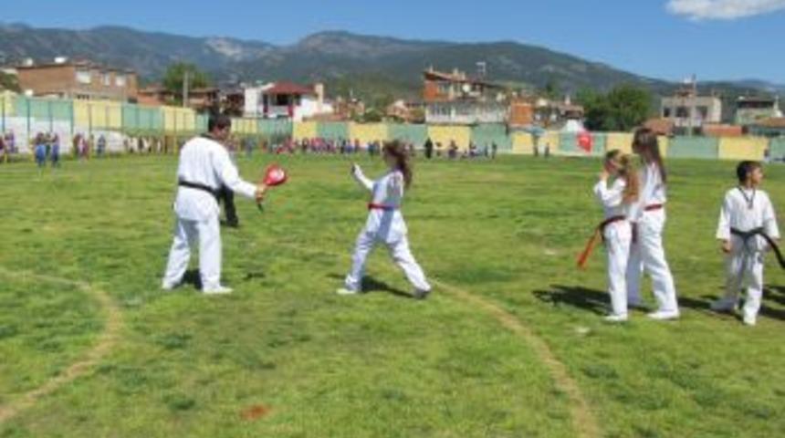 23 Nisan, Harmandalı eşliğinde tekvando g&ouml;sterileriyle kutlandı