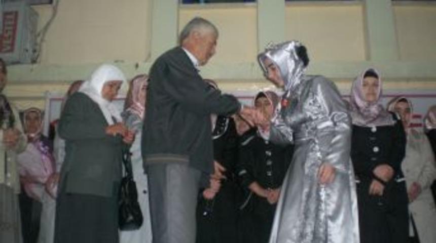 Kaş, ilk hafızının tacını Kutlu Doğum'da taktı