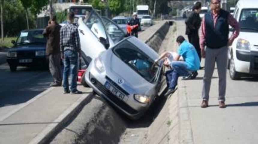 Arabada sıkışan s&uuml;r&uuml;c&uuml; yarım saat sonra kurtarıldı