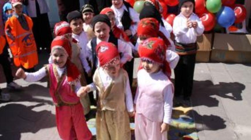 G&ouml;n&uuml;ll&uuml; minik yardımseverler, Kimse Yok Mu Derneği kermesinde satış yaptı