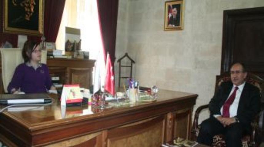 Temsili vali kendi okuluna ek bina istedi