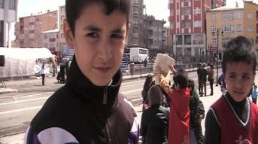 Depremzede &ccedil;ocuklar, 23 Nisan&rsquo;ı buruk kutladı