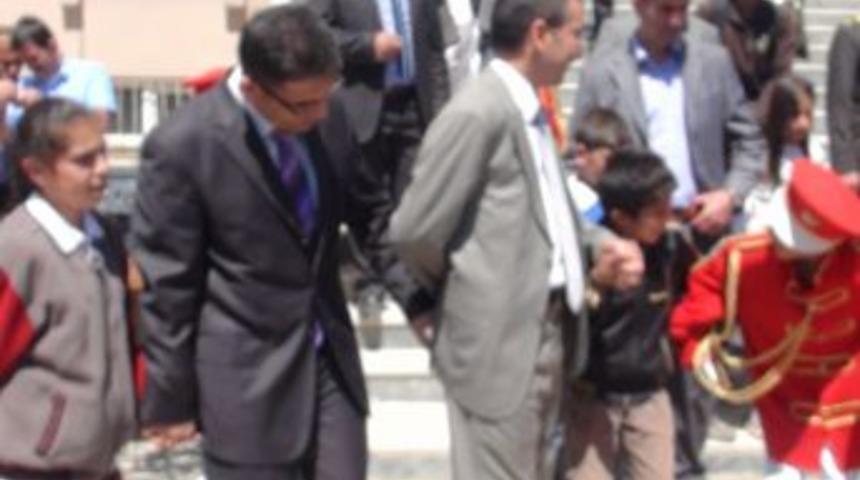 Yüksekova'da kaymakam ve komutan çocuklarla halay çekti