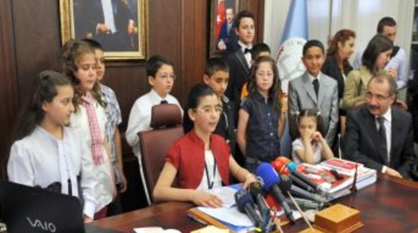 Bakan Din&ccedil;er&rsquo;i okuluna davet etti