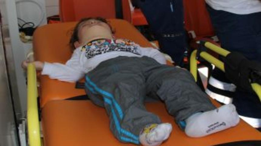 Limon Y&uuml;kl&uuml; Kamyon Otomobile &Ccedil;arptı: 1 &Ouml;l&uuml;, 4 Yaralı