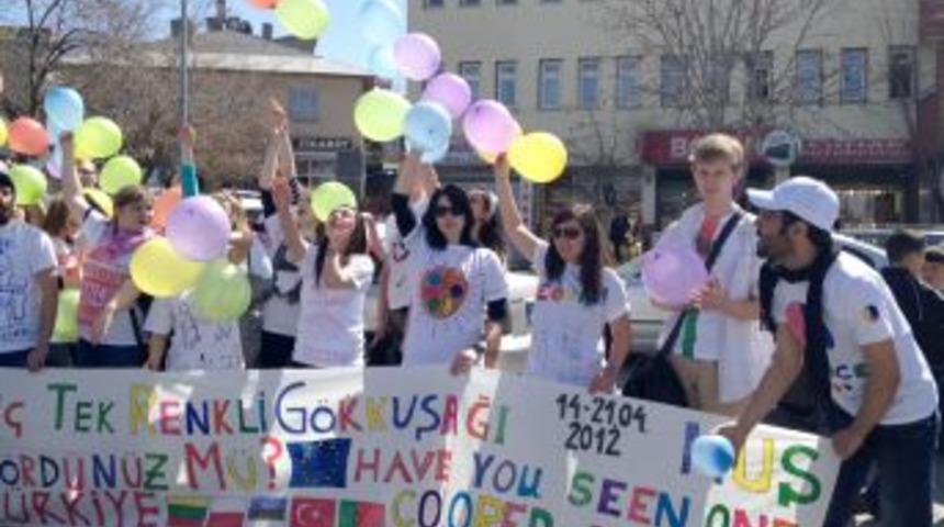 Gen&ccedil;ler ırk&ccedil;ılığa karşı eylem yaptı