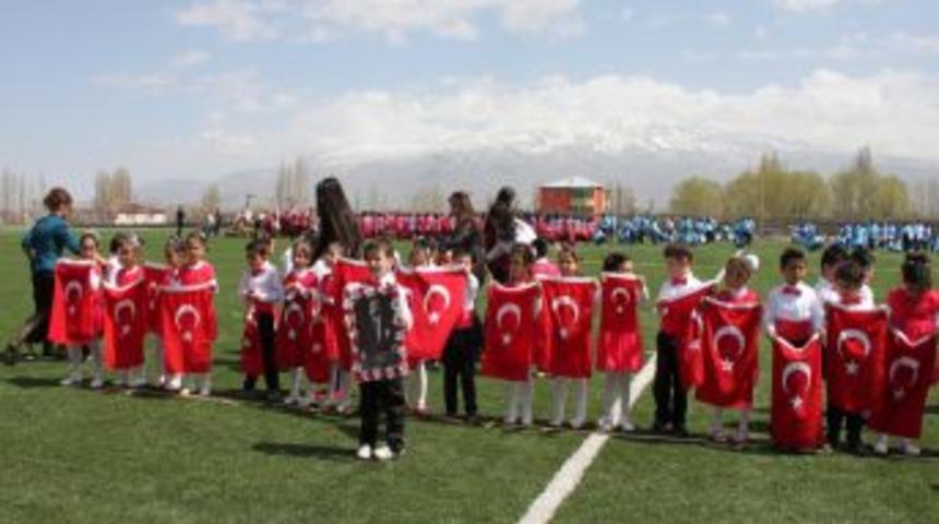 &Ccedil;ocuklar 23 Nisan'ı 'U&ccedil;urtma Şenliği' ile kutladı