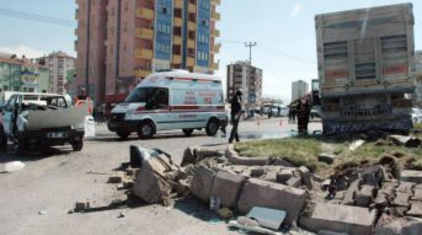 Kayseri&rsquo;de trafik kazası: 1 &ouml;l&uuml; 2 yaralı