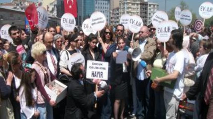 Beyoğlu&rsquo;nda &lsquo;&ccedil;ocuktan gelin olmaz&rsquo; eylemi